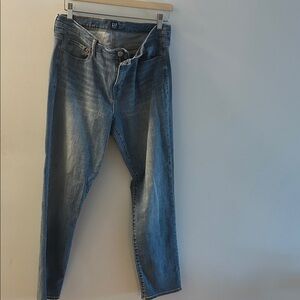 Gap Women’s Light Wash Classic Straight Mid-Rise Jeans. Size 14